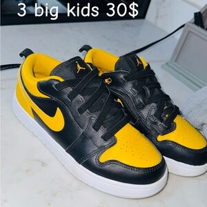 Nike Kids Black and Yellow Low-Top Sneakers